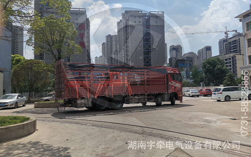 12噸鋰電池電機車裝車發貨 3.jpg