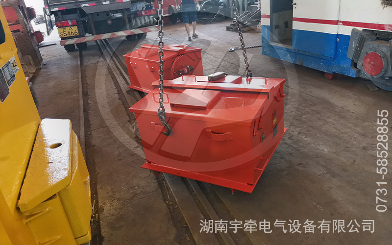 2.5噸蓄電池防爆電機車發(fā)貨 2.jpg