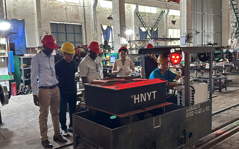 海外客戶來廠采購礦用電機車 1.jpg